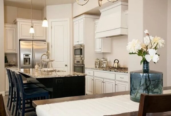 Ferienhaus, 3 Schlafzimmer, Poolblick | Eigene Küche | Kühlschrank, Mikrowelle, Ofen, Geschirrspüler