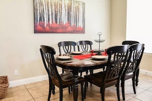 House, 3 Bedrooms | In-room dining