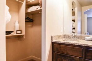 House, 3 Bedrooms | Bathroom