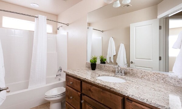 House, 3 Bedrooms | Bathroom | Separate bathtub and shower