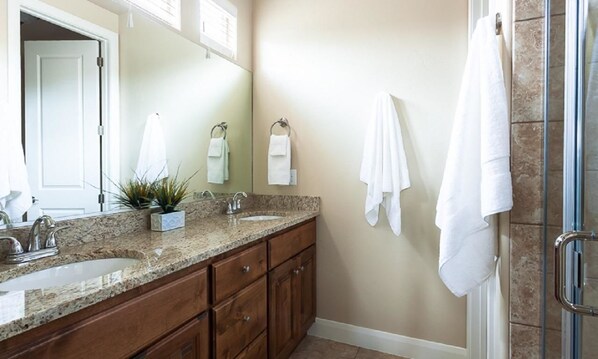 House, 3 Bedrooms | Bathroom