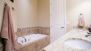 Un baño con bañera, lavamanos y una puerta.