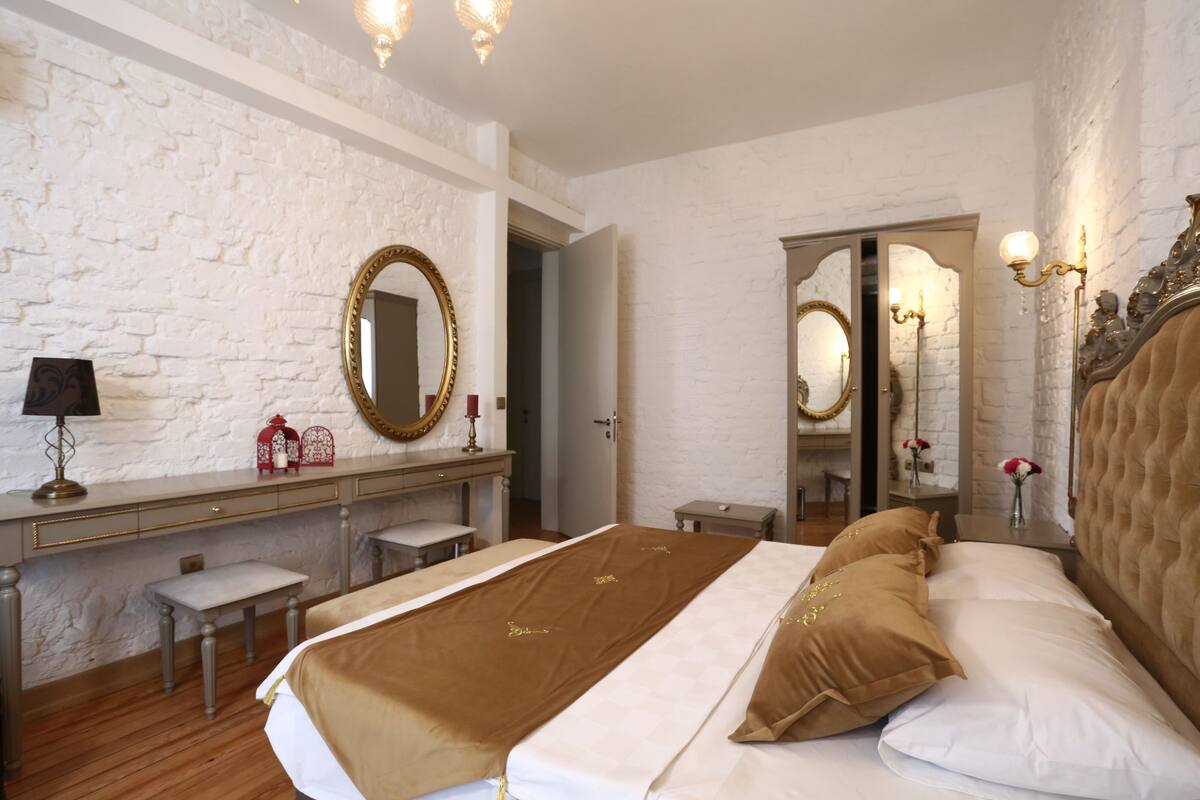1 bedroom, Egyptian cotton sheets, premium bedding, down duvets