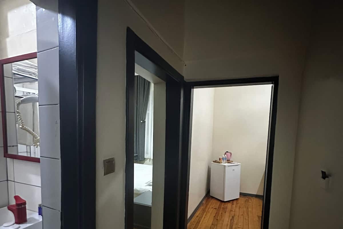 1 bedroom, Egyptian cotton sheets, premium bedding, down duvets