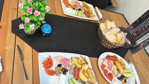 Tägliches großes Frühstück (7 EUR pro Person)