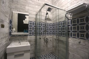 Deluxe Room | Badezimmer | Dusche, Designer-Toilettenartikel, Haartrockner, Hausschuhe