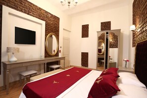 Deluxe Room | 1 bedroom, Egyptian cotton sheets, premium bedding, down duvets