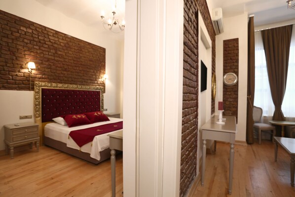 Deluxe Room | Living area | LCD TV