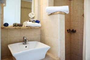 Appartement, 1 chambre | Salle de bain | Douche, articles de toilette gratuits, sèche-cheveux