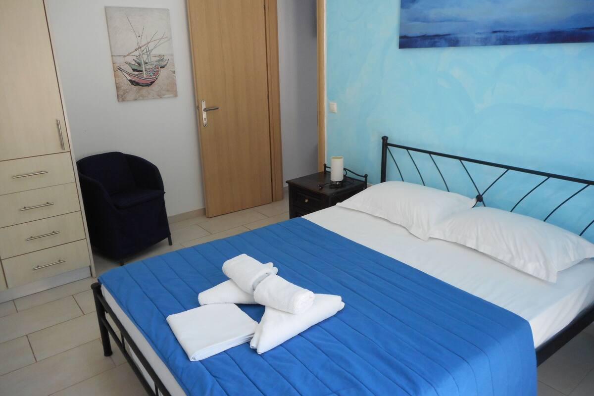 Vierpersoonskamer | Een kluis op de kamer, geluiddichte muren, gratis wifi, beddengoed