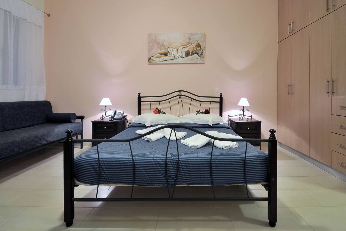 In-room safe, soundproofing, WiFi (free), bed sheets