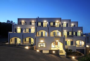 Bagian depan properti - sore/malam