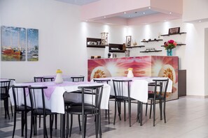 Tägliches Frühstücksbuffet (10 EUR pro Person)