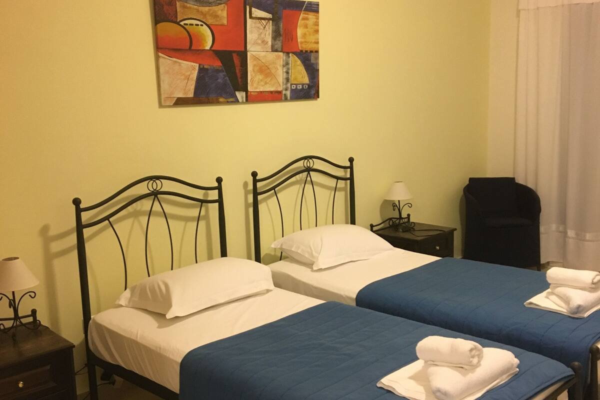 STUDIO GROUND FLOOR 2 PEOPLE | In-room safe, soundproofing, WiFi (free), bed sheets