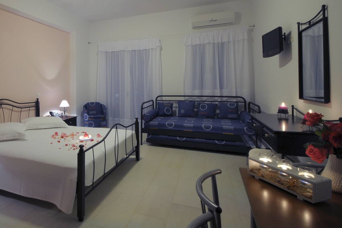 In-room safe, soundproofing, WiFi (free), bed sheets
