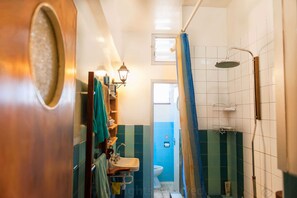 Shower, free toiletries, hair dryer, towels - Lima Sol House - Hostel (Limassol)