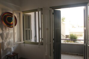 Double Room, Shared Bathroom, City View (Bob Marley) | In-room safe, soundproofing, iron/ironing board, free WiFi - Lima Sol House - Hostel (Limassol)