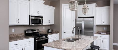 House, 4 Bedrooms, Mountain View | Private kitchen | Fridge, microwave, oven, dishwasher