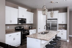 House, 4 Bedrooms, Mountain View | Private kitchen | Fridge, microwave, oven, dishwasher - Pride of the Ledges (St. George)