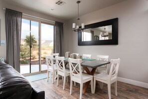 House, 3 Bedrooms, Pool View | In-room dining