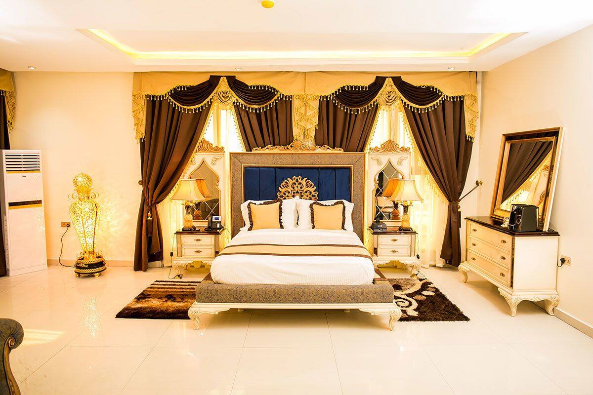 Bar mini, peti besi dalam bilik, meja, seterika/papan seterika