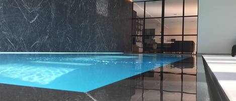 Kolam renang tertutup