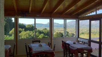 Daily cooked-to-order breakfast (EUR 9.00 per person)