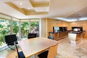 Luxury Villa, 4 Bedrooms | In-room dining - Villa Charmaine (Miami Beach)