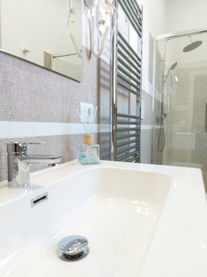 Douche, douche à « effet pluie », articles de toilette gratuits