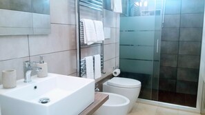 Camera familiare, 1 camera da letto, bagno privato, vista giardino | Bagno | Doccia, soffione a pioggia, set di cortesia gratuito, asciugacapelli