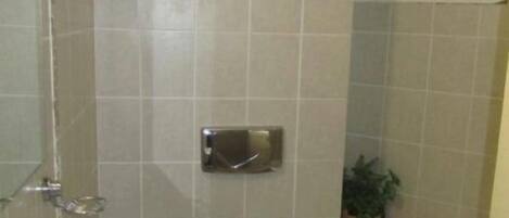 Un baño con lavamanos, inodoro y bañera.