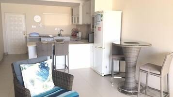 Waterfront 12 | In-room dining