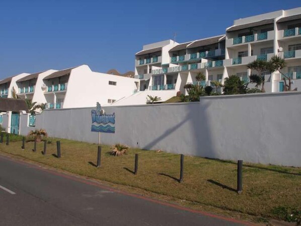 Un hotel con varias edificaciones blancas, cada una con balcones y un letrero que indica 'The Waterfront'.