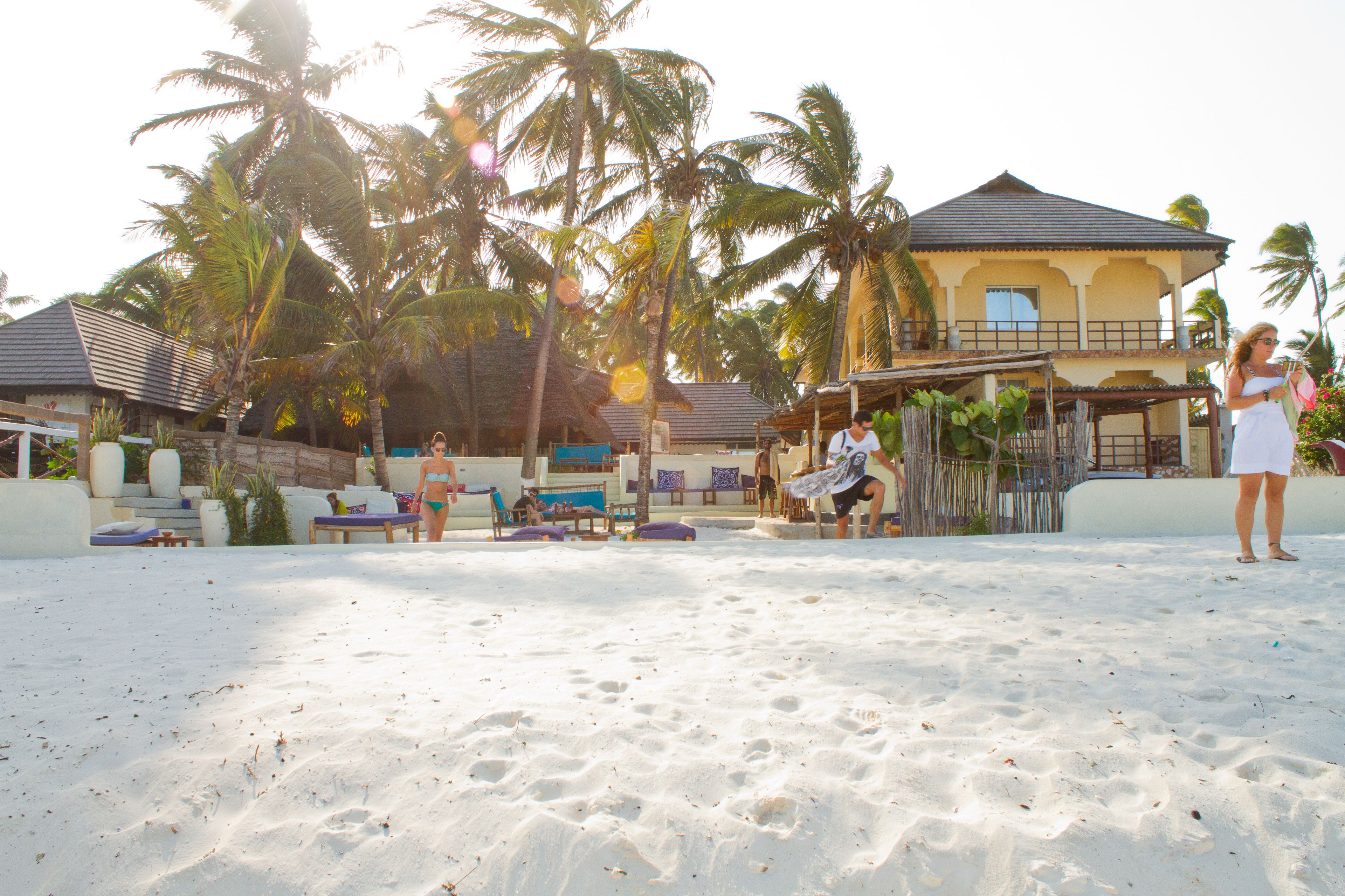 在海滩、白沙、沙滩椅、海滩遮阳伞
