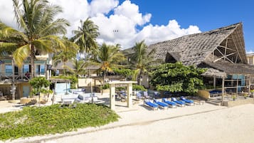 Plage, sable blanc, chaises longues, parasols