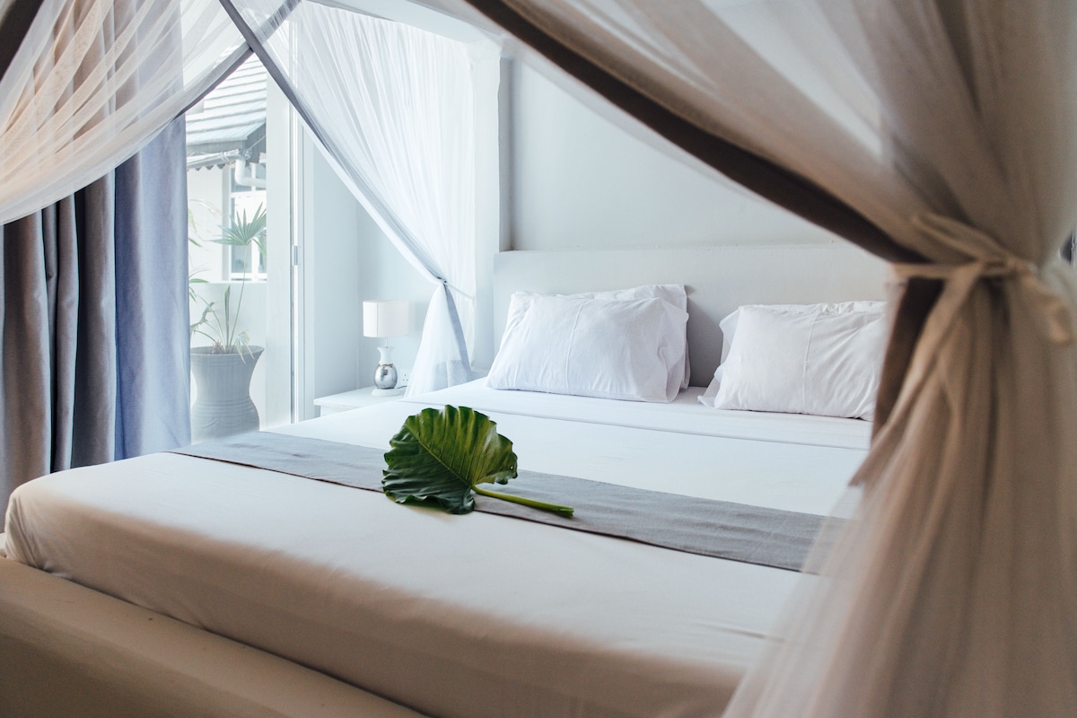 Premium bedding, in-room safe, soundproofing, WiFi (free)