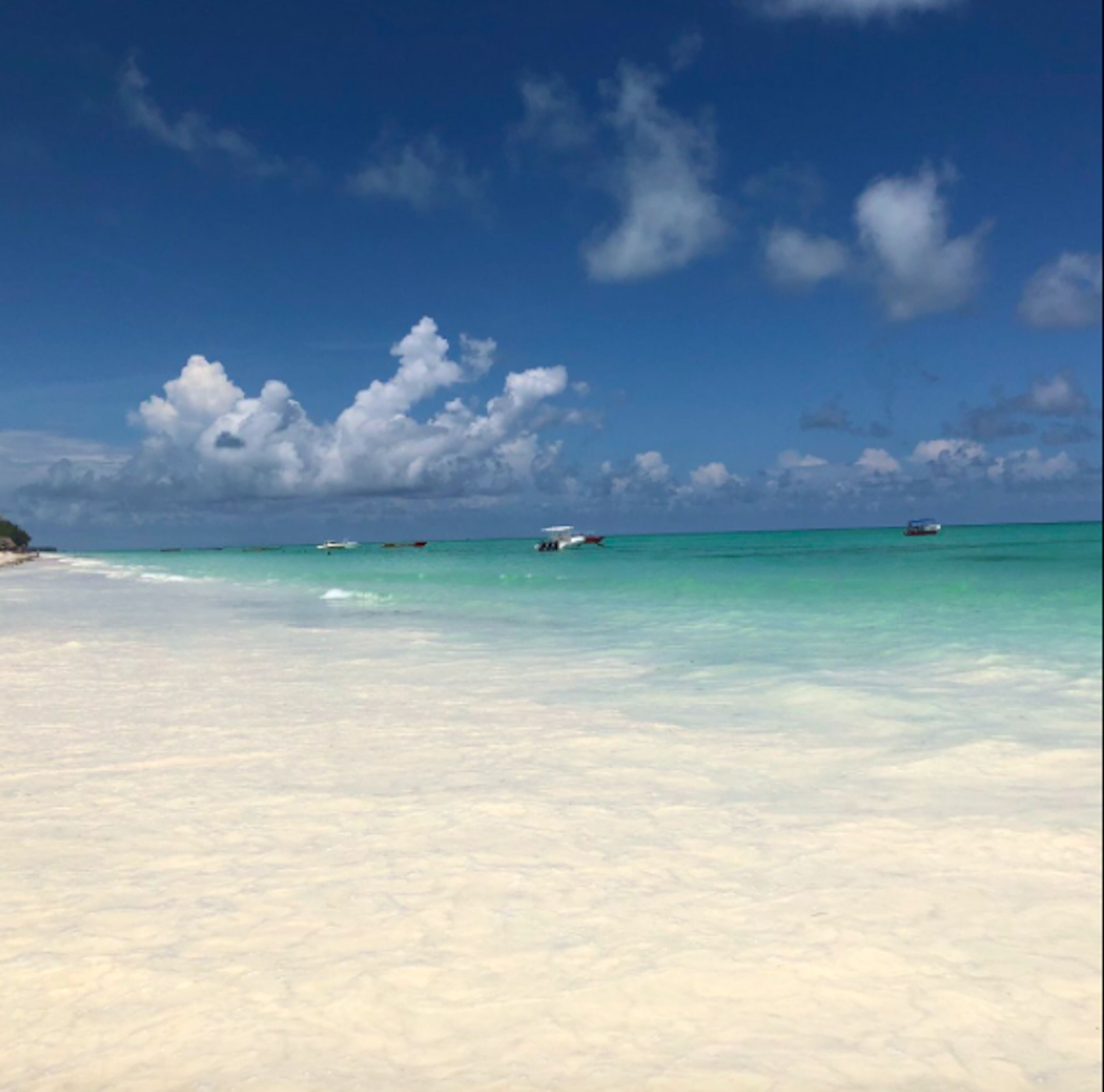 På stranden, vit sandstrand, solstolar och parasoller