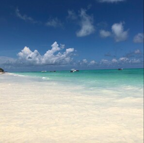 On the beach, white sand, sun loungers, beach umbrellas - Paje Beach Apartments & Hotel (Paje)