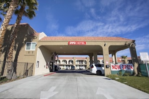 Exterior - OYO Hotel Palmdale - Antelope Valley (Palmdale)