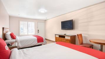 Escritorio, tabla de planchar con plancha, wifi gratis y ropa de cama