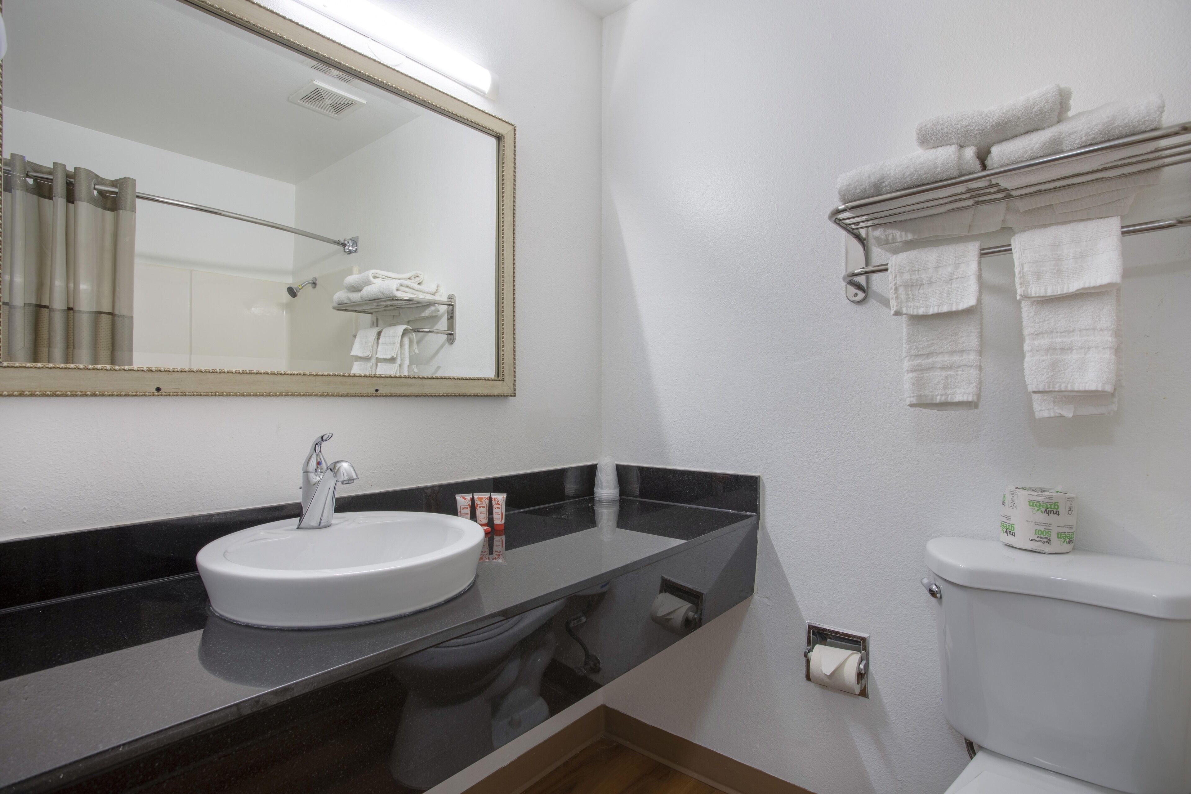 Zimmer, 1 King-Bett | Waschbecken im Bad