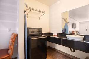 Habitación, 2 camas de matrimonio | Lavabo del cuarto de baño