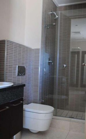 30 Degrees 702 FB  | Bathroom | Hair dryer, towels - 30 Degrees (eMdloti)