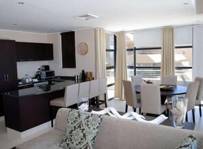 30 Degrees 702 FB  | Living area | Flat-screen TV