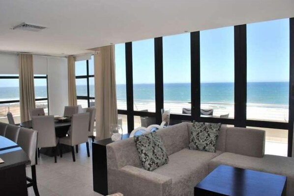 30 Degrees 702 FB | Living area | Flat-screen TV