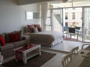Camarque 28 Studio CM  | 1 bedroom, bed sheets - Camarque (eMdloti)