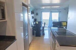 Microwave, oven, stovetop, electric kettle - Club Mykonos (eMdloti)