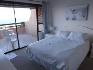1 bedroom, desk, iron/ironing board, bed sheets - Club Mykonos (eMdloti)