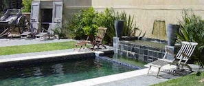 Piscina all'aperto, lettini
