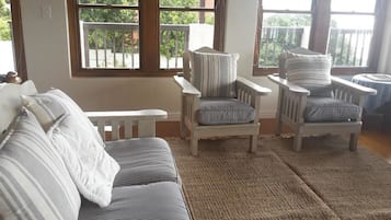 Three-bedroomed holdiday home | Living area | Flat-screen TV